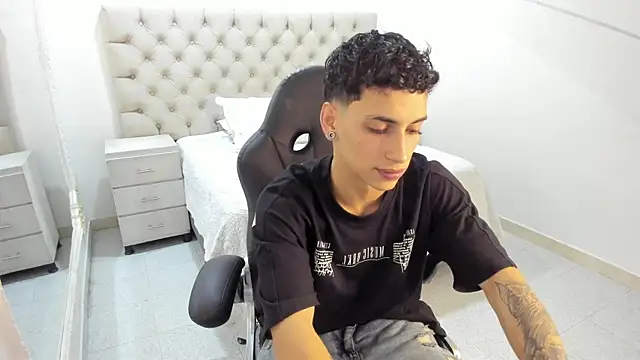 JhoanLeandro online show from November 6, 2025, 5:19 am