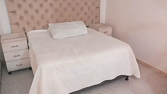 JhoanLeandro online show from February 8, 2026, 5:11 am