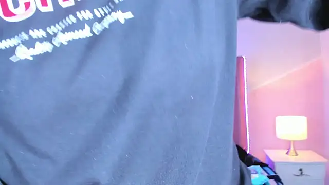 Liiam smith  online show from October 21, 2025, 12:39 pm