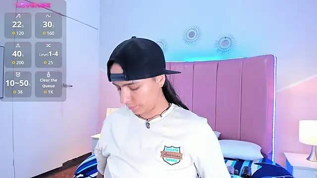 Liiam smith  online show from October 26, 2025, 1:17 pm