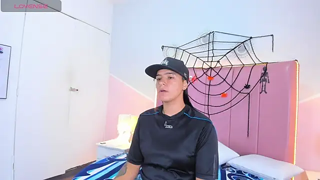 Liiam smith  online show from October 28, 2025, 12:41 pm