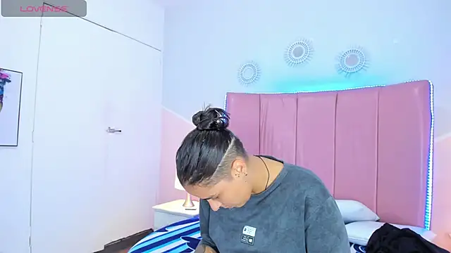 Liiam smith  online show from November 16, 2025, 12:55 pm