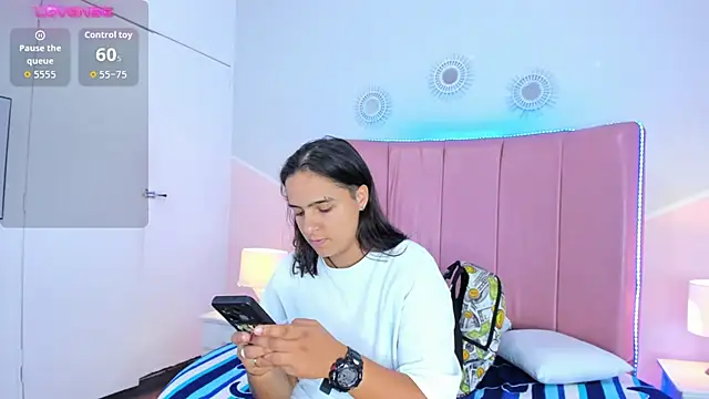 Liiam smith  online show from November 21, 2025, 1:32 pm