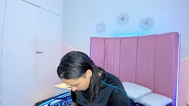 Liiam smith  online show from December 1, 2025, 1:27 pm