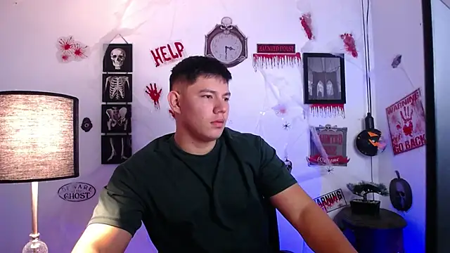 JamesCr  online show from October 31, 2025, 11:11 am