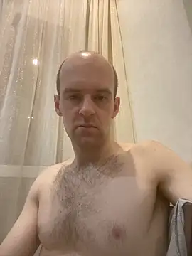 LynnAhNight online show from November 4, 2025, 3:05 am