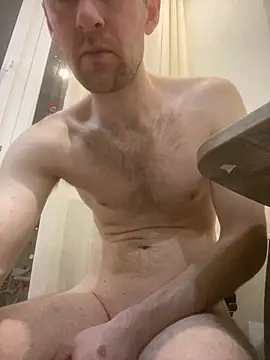 LynnAhNight online show from February 9, 2026, 3:32 am