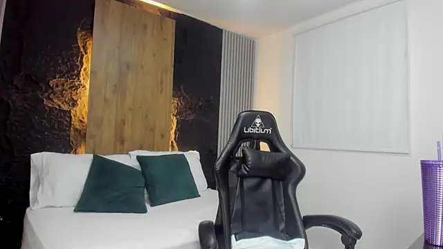 tiffanny doll  online show from April 11, 2026, 12:31 pm