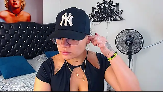 Snapshot of Taliana36 chatting on November 25, 2025, 1:33 pm Taliana36 online show from November 25, 2025, 1:33 pm