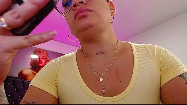 Snapshot of Taliana36 chatting on November 28, 2025, 1:47 pm Taliana36 online show from November 28, 2025, 1:47 pm