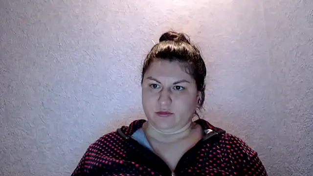 KiraSwee online show from November 18, 2025, 6:56 pm