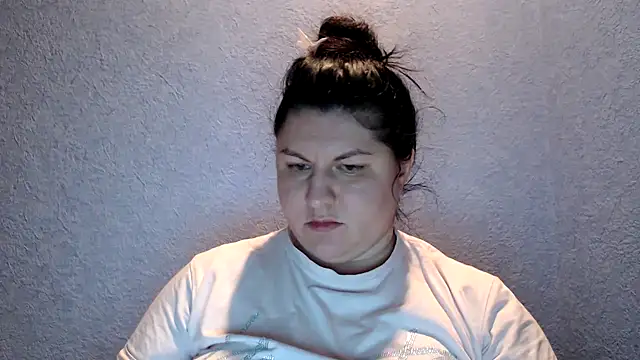 KiraSwee online show from November 22, 2025, 7:35 pm