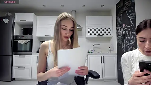 lisenok online show from May 27, 2026, 6:27 pm