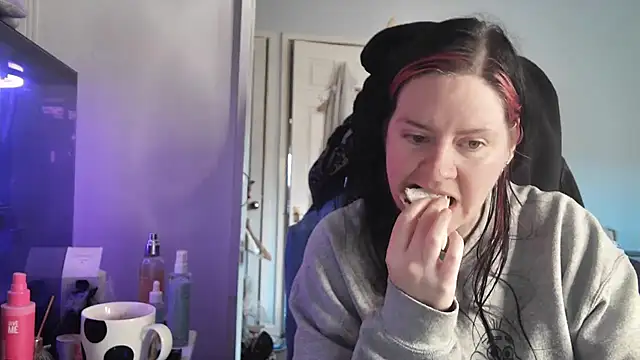 AureliaXOX online show from December 2, 2025, 12:32 pm