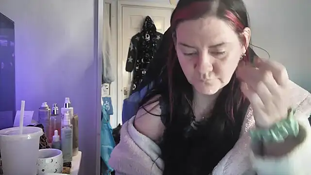 AureliaXOX online show from December 14, 2025, 11:48 am