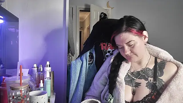 AureliaXOX online show from December 16, 2025, 2:33 pm