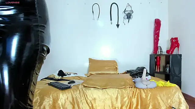 aurora cullen  online show from April 16, 2026, 11:44 am