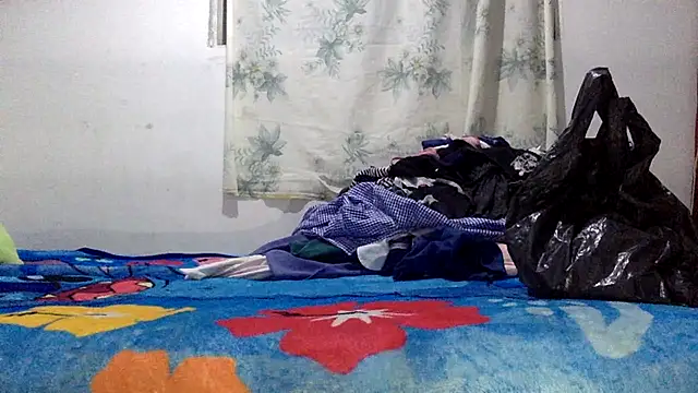 sharonlopez9611 online show from November 10, 2025, 4:33 am