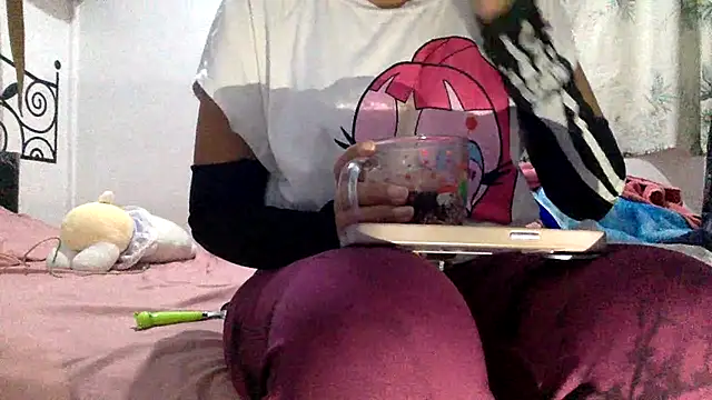 sharonlopez9611 online show from December 1, 2025, 4:39 am