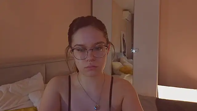 Snapshot of Mia_Luw chatting on February 6, 2026, 3:55 am Mia Luw online show from February 6, 2026, 3:55 am