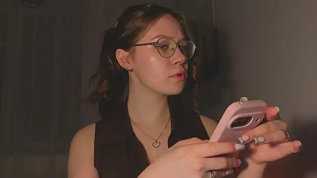 Snapshot of Mia_Luw chatting on April 5, 2026, 5:10 pm Mia Luw online show from April 5, 2026, 5:10 pm