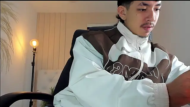 ISAAC CRYSTON online show from November 28, 2025, 8:33 pm