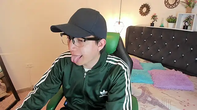Golden-Boyy online show from October 8, 2025, 3:37 am