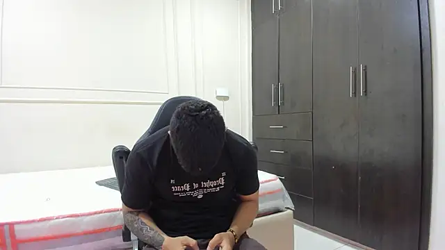 ANDRES STUD online show from April 15, 2026, 5:14 am