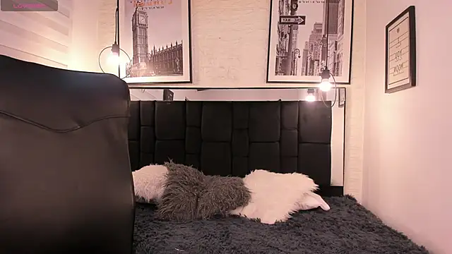 tylla  online show from October 27, 2025, 3:32 am