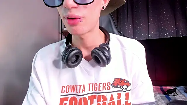 NovaaWheler online show from December 3, 2025, 6:17 pm