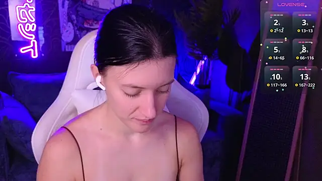 roxy riot  online show from April 9, 2026, 1:38 am