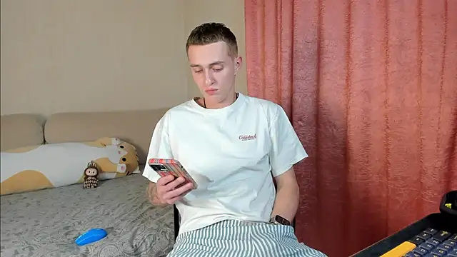 Snapshot of crazybottom99 chatting on October 31, 2025, 7:48 pm crazybottom99 online show from October 31, 2025, 7:48 pm