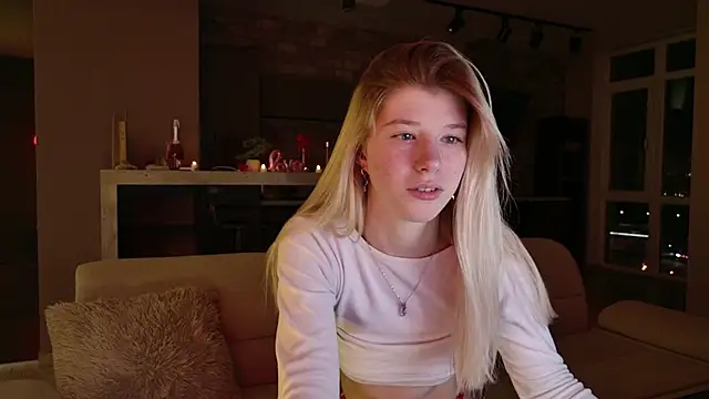 Snapshot of Bella_amory chatting on February 24, 2025, 7:19 pm Bella amory online show from February 24, 2025, 7:19 pm