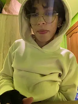 stormmart18 online show from February 5, 2025, 10:22 pm