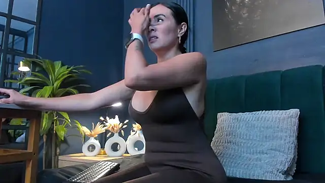 scarlet edwars online show from September 10, 2025, 8:53 pm