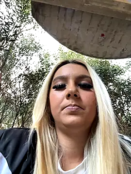 hotamanda01 online show from November 30, 2025, 1:04 pm