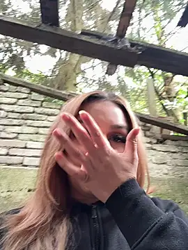 hotamanda01 online show from April 21, 2026, 12:33 pm