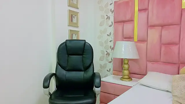 Snapshot of ArianaFranco chatting on June 8, 2026, 1:33 pm ArianaFranco online show from June 8, 2026, 1:33 pm