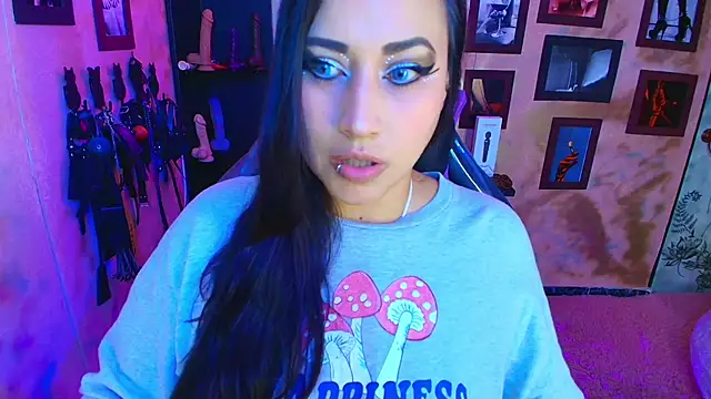 Snapshot of cherryy_bombshelll chatting on November 2, 2025, 8:33 pm cherryy bombshelll online show from November 2, 2025, 8:33 pm