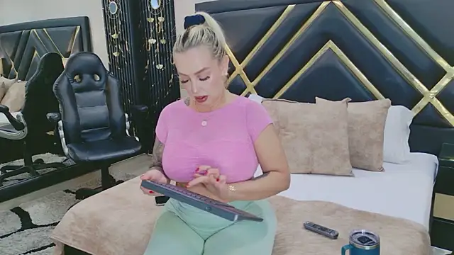 SophieWinsloow online show from April 14, 2026, 12:22 pm