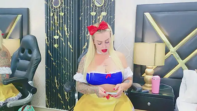 Snapshot of SophieWinsloow chatting on April 17, 2026, 12:41 pm SophieWinsloow online show from April 17, 2026, 12:41 pm