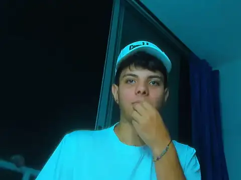 Snapshot of Alessandro_1610 chatting on October 22, 2025, 4:35 am Alessandro 1610 online show from October 22, 2025, 4:35 am