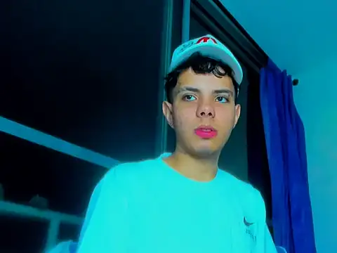 Snapshot of Alessandro_1610 chatting on November 14, 2025, 5:17 am Alessandro 1610 online show from November 14, 2025, 5:17 am