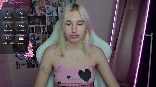 EvelinaLuu online show from November 18, 2025, 1:22 am