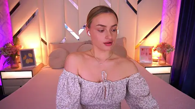 LindsieGreyy online show from May 13, 2026, 12:57 pm