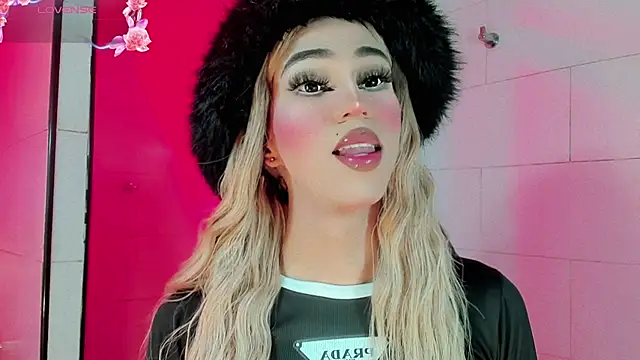 Snapshot of emelly_horny_ chatting on March 22, 2025, 11:32 am emelly horny online show from March 22, 2025, 11:32 am