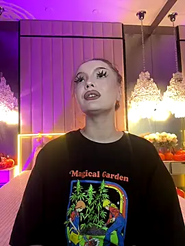 Snapshot of AlexaBright chatting on November 4, 2025, 7:13 pm AlexaBright online show from November 4, 2025, 7:13 pm