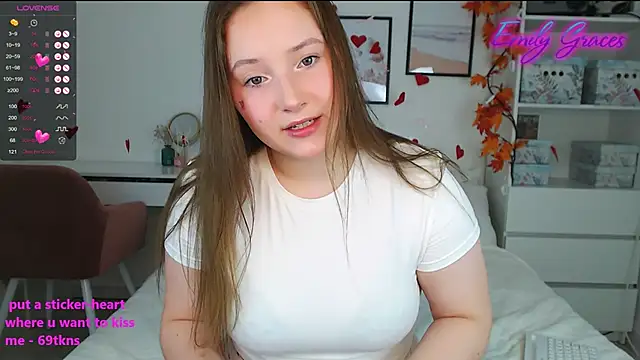 Snapshot of EmilyxxGraces chatting on February 15, 2025, 9:48 pm EmilyxxGraces online show from February 15, 2025, 9:48 pm