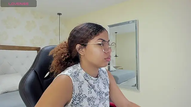 Snapshot of MELINAMARTINS chatting on October 10, 2025, 12:48 pm MELINAMARTINS online show from October 10, 2025, 12:48 pm