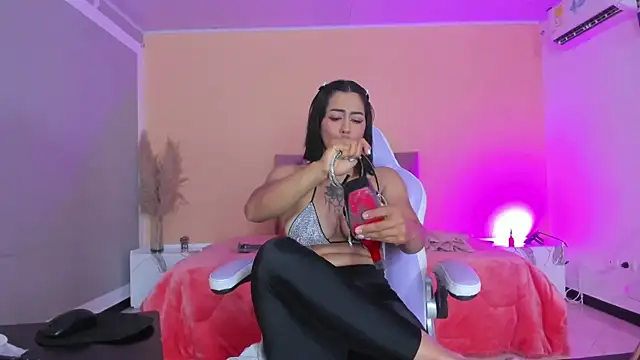 Snapshot of cristal_crossfitx chatting on November 13, 2025, 10:25 am cristal crossfitx online show from November 13, 2025, 10:25 am